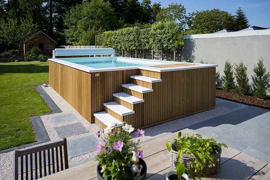 Sain-Tropez verlicht bovengronds zwembad in hout afgewerkt Swim-Up Pools