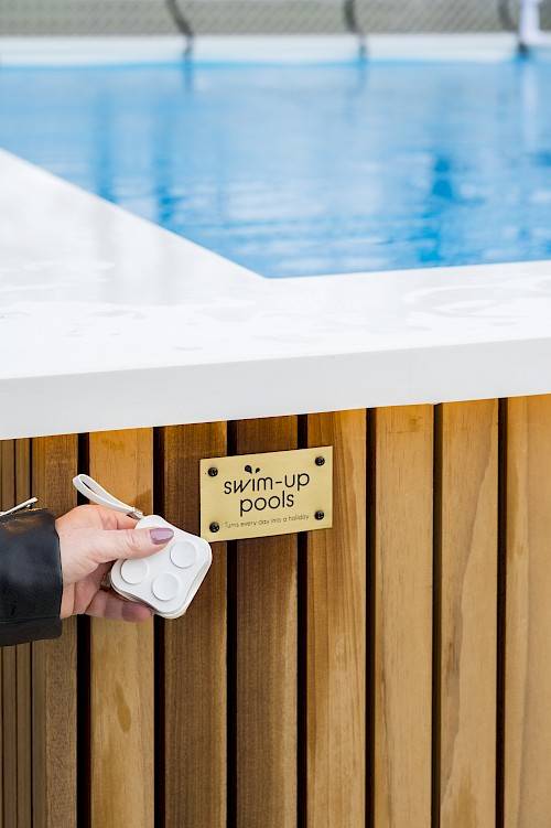 Afstandsbediening opbouwzwembad met houten afwerking houten zwembad Swim-Up Pools